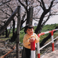 1990-02-21 多摩川の土手沿いの桜の下に立つCOTA