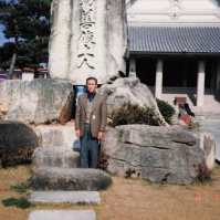 1987-10-28 岐阜県高山市 高山別院照蓮寺に立つおじいちゃん