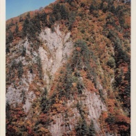 1982-10-01 新潟県十日町市小出 清津峡 紅葉した山