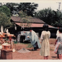 1979-08-01 花の家 地鎮祭を見るおばあちゃん