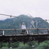 2004-08-04 上高地 河童橋の上に立っているおばあちゃん