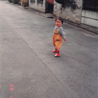 1986-11-03 雨上がりの花の家の前の道路を歩くCOTA