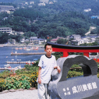 1998-08-04 箱根の成川神社に立つCOTA