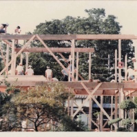 1979-10-18 花の家 建築中・作業をする大工