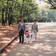 1987-05-04 公園の木漏れ日の中を歩くおじいちゃんとおばちゃんとCOTA