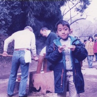 1995-02-12 横浜市 三溪園 つきたての餅を食べるCOTA