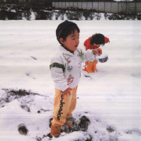 1988-02-21 雪の積もった花の家の畑で遊ぶCOTA