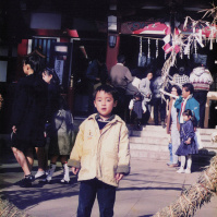 1992-02-06 神社に立っている