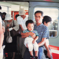 1987-08-09 箱根登山ケーブルカーの前でおじいちゃんと