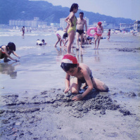 1992-07-30 海辺で砂遊びをする