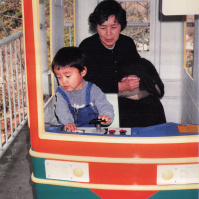 1988-04-02 遊園地の遊具でおばあちゃんと遊ぶ