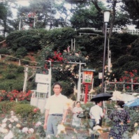 1982-06-01 山形県南陽市 双松公園に立つおじいちゃん