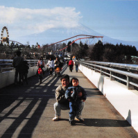 1988-12-25 富士急ハイランドの歩道橋のCOTAと富士山